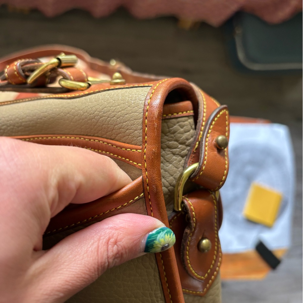 Vintage Leather Cream and Tan Dooney & Bourke Crossbody Bag - Picture 3 of 16